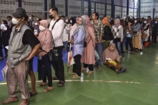 Antrean Pencairan Bantuan...