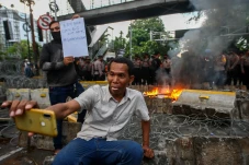 Kocak, Pria Ini Asik...