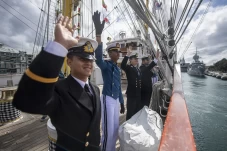KRI Bima Suci Bertolak...