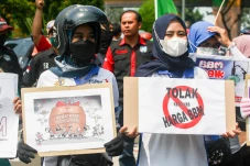 700 Buruh Gelar Aksi...