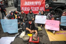 Aksi Tolak Mahalnya...