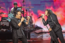 Dewa 19 ft. Ari Lasso...