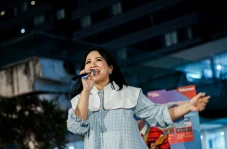 Astrid Ajak Pengunjung...