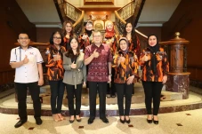 Hary Tanoesoedibjo Terima...