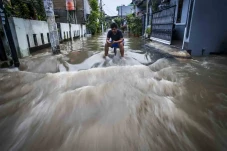 Banjir Rendam Perumahan...