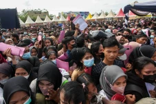 Ribuan Orang Berdesakan...