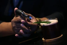 Aksi Bartender Racik...