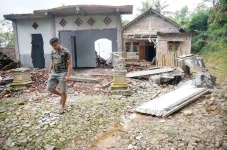 14 Rumah Retak dan Roboh...