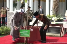 Resmikan Masjid Raya...