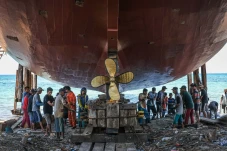 Melihat Pembuatan Kapal...