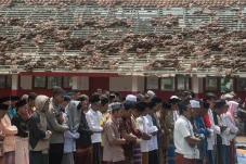 Warga Gelar Salat Jumat...