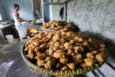Melihat Pembuatan Getuk...
