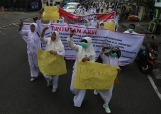 Aksi Unjuk Rasa Tenaga...