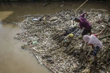 Tumpukan Sampah di Aliran...
