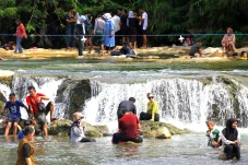 Mengunjungi Objek Wisata...