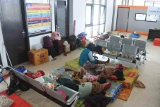 Cuaca Buruk, Calon Penumpang...