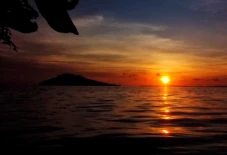 Menikmati Senja di Pulau...