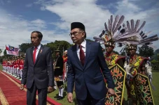 Presiden Jokowi Menerima...