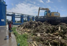 Sampah Menumpuk di Bendungan...