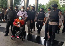 Dibantu Kursi Roda,...