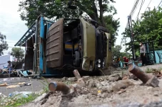 Truk Bermuatan Benang...