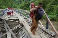 Bertaruh Nyawa Menyeberangi...