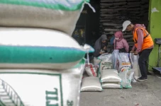Harga Beras Terus Naik...