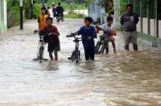 Banjir Rendam Perkampungan...