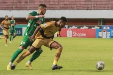 Dewa United Kalahkan...