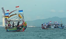 Perahu Hias Meriahkan...