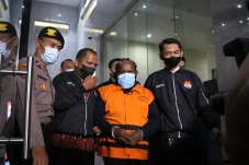 KPK Tahan Bupati Nonaktif...