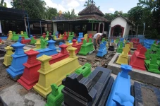 Melihat Makam Warna-Warni...