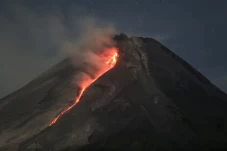 Penampakan Lava Pijar...