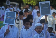 Pawai Santri Sambut...