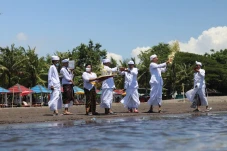 Upacara Melasti di Pantai...