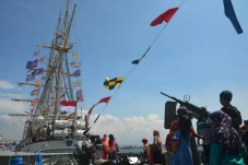 Menikmati KRI Dewaruci...