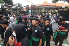 Massa Pesilat Geruduk...