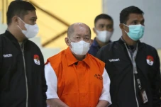 KPK Tahan Penyuap Bupati...