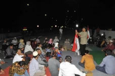 Aksi Warga Tutup Jalan...