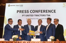 United Tractors Bagikan...
