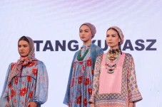 Itang Yunasz Tampilkan...