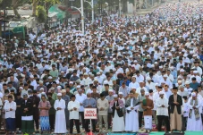 Ribuan Umat Muslim Gelar...