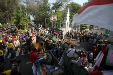Unjuk Rasa Pengelola...