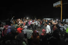 Ratusan Warga Kumpeh...