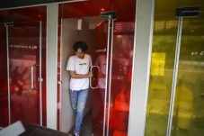 Mengintip Toilet Umum...