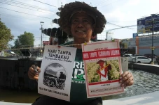 Warga Jember Tolak Hari...