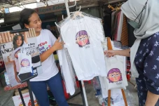 Warnai Pasar Kaos dan...