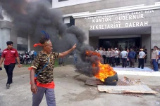 Unjuk Rasa Masyarakat...