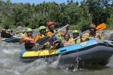 Keseruan Wisata Arung...