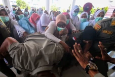 Menolak Diberhentikan,...